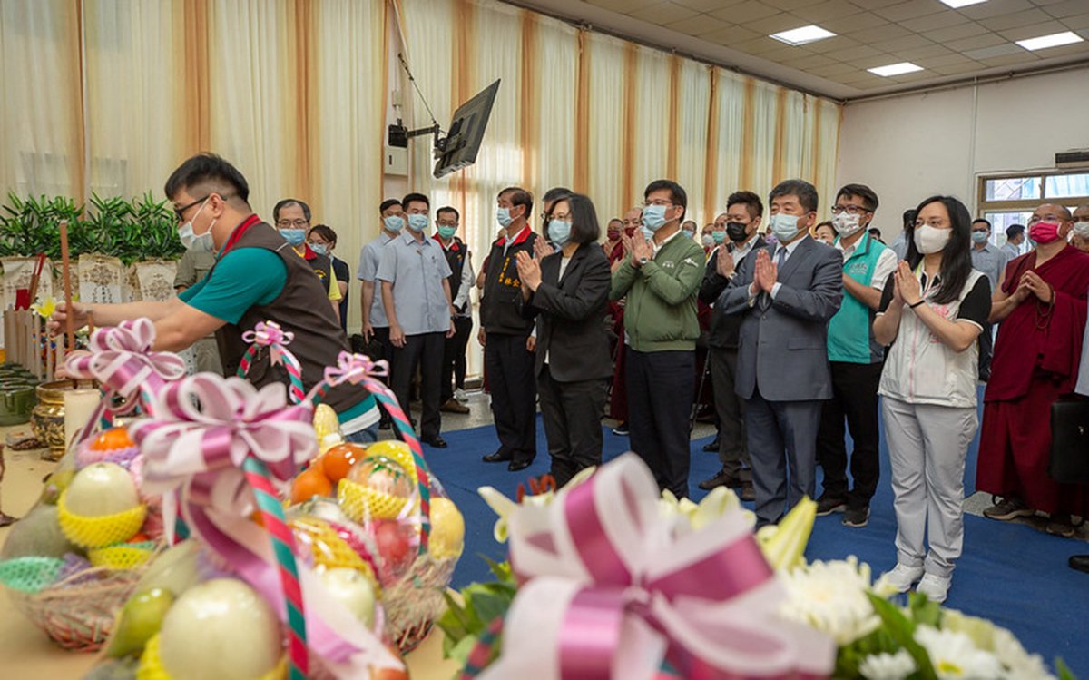 總統蔡英文3日探視臺鐵太魯閣號列車事故傷患並為罹難者拈香 2 f107107f a54c 40c5 94be 8c11b25ebc94