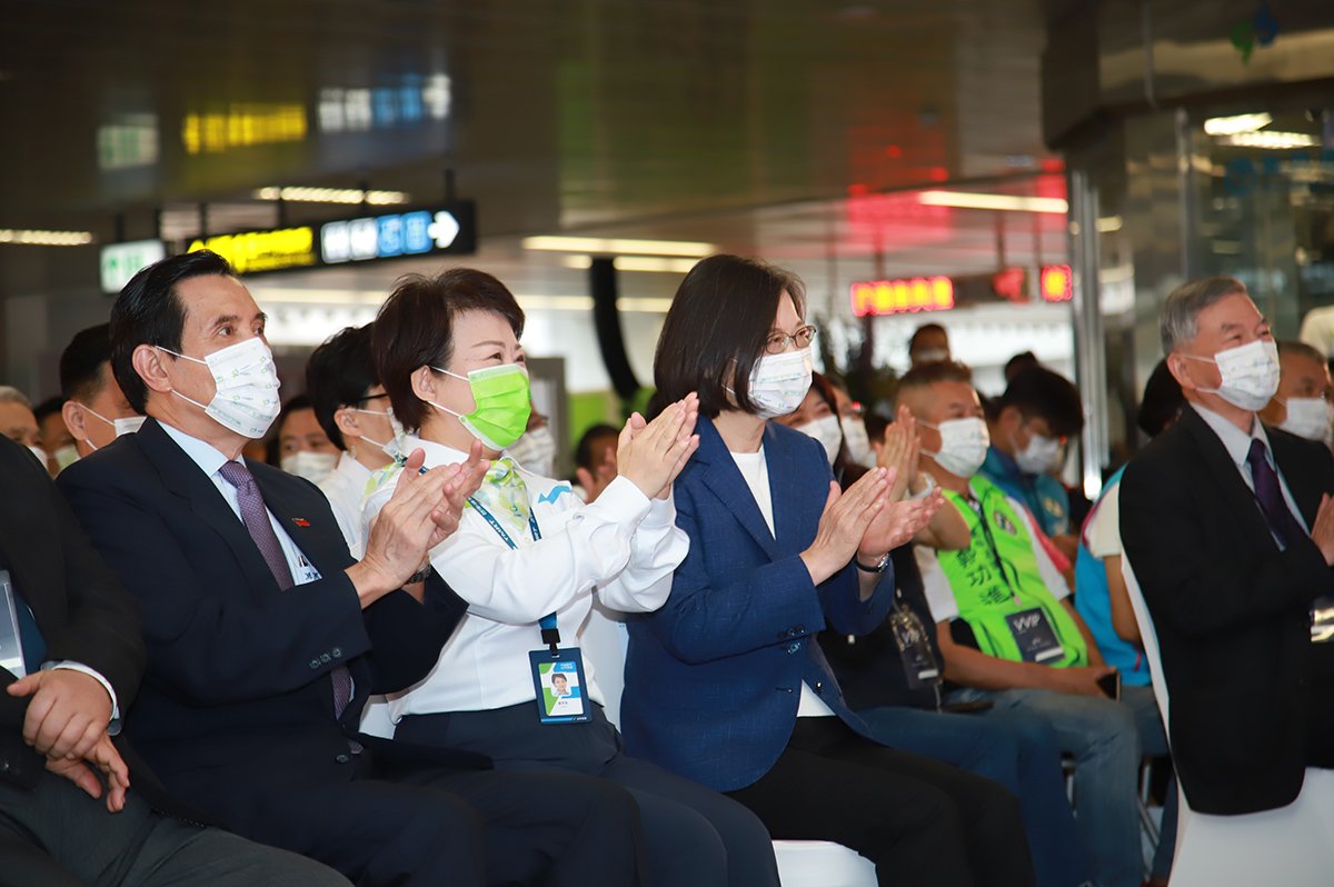 歷時12年-台中捷運綠線興建過程面臨許多挑戰-市府-捷-盡全力-逐一克服-今-25-日正式通車，總統蔡英文與前總統馬英九難得同框。圖：台中市政府　提供