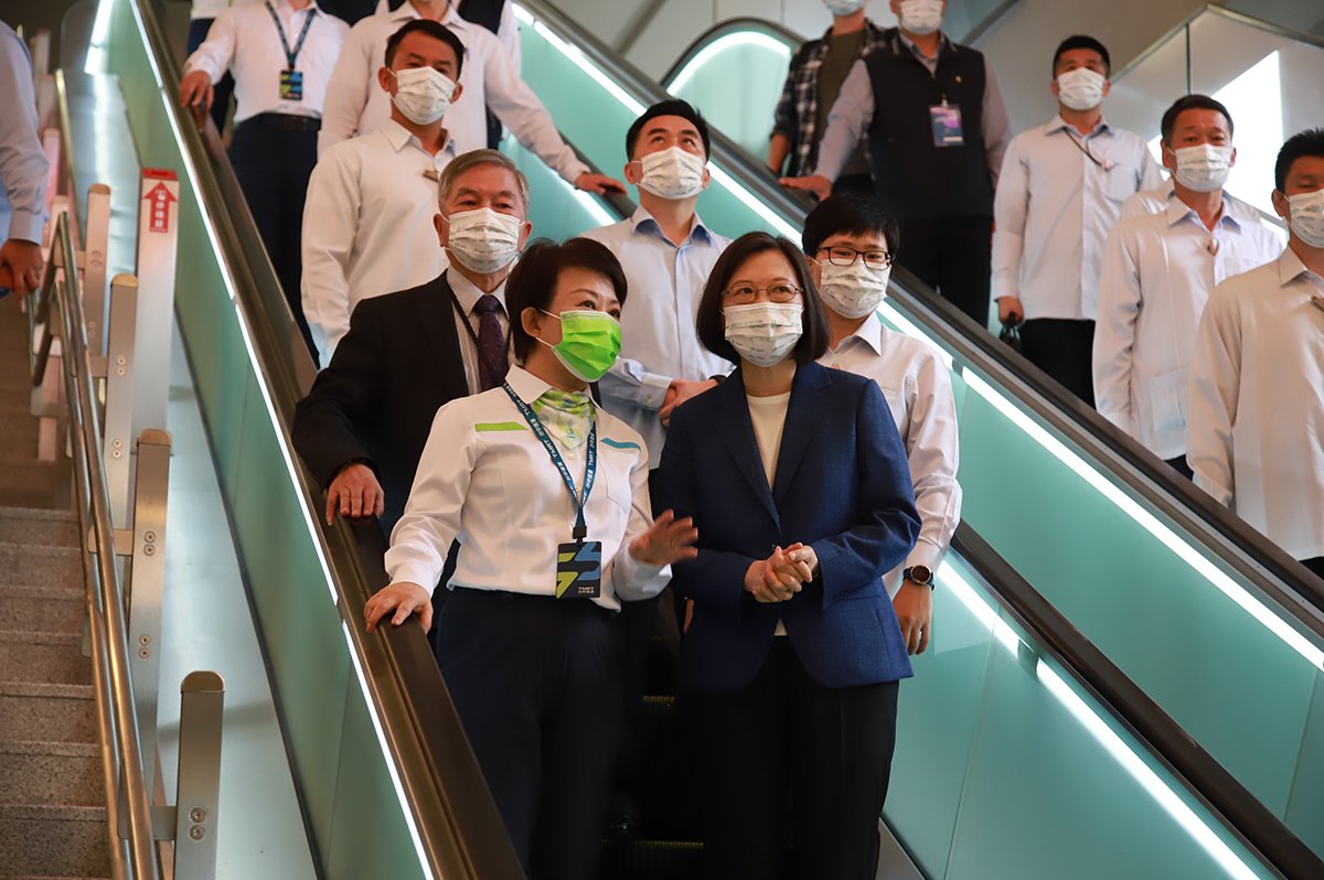 台中捷運25日通車! 蔡英文與馬英九同框 6 市長盧秀燕感謝歷任總統-市長-中央部會-台北市政府與市民支持共同完成艱鉅任務-見證歷史性的一刻-這是台中第一條捷運-不僅是十年喜事-更是百年大計-台中交通正式邁入新紀元。圖:台中市政府 提供