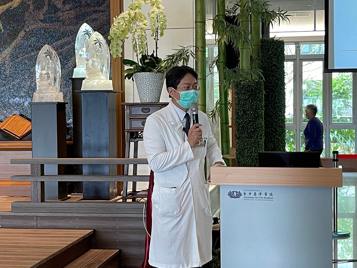 關心媽媽泌尿道 臺中慈濟醫師講座、直播上廣播 1 蔡宗訓醫師分享攝護腺肥大與尿道結石治療新知。