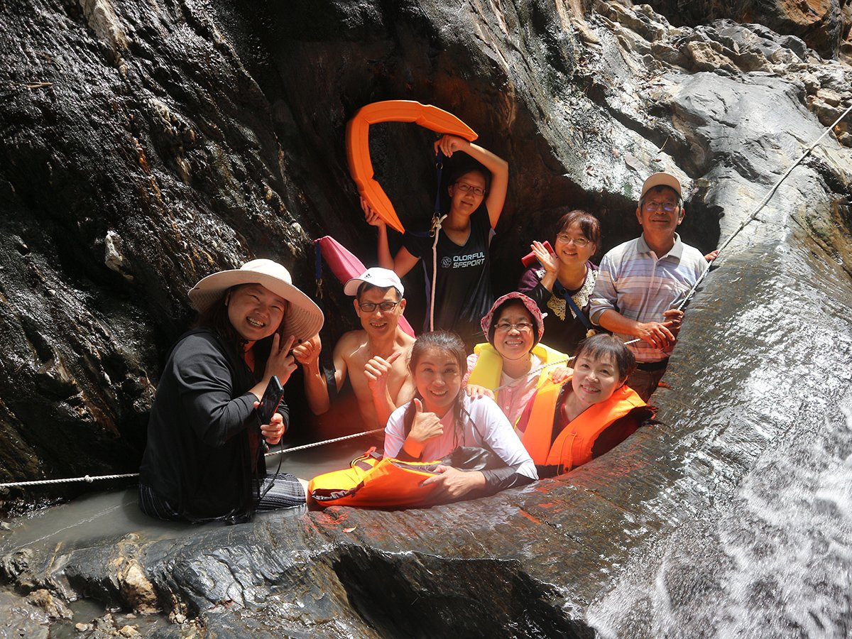 水沙連社區大學的師生也趁機進入更上游的馬海濮溪去探訪秘境