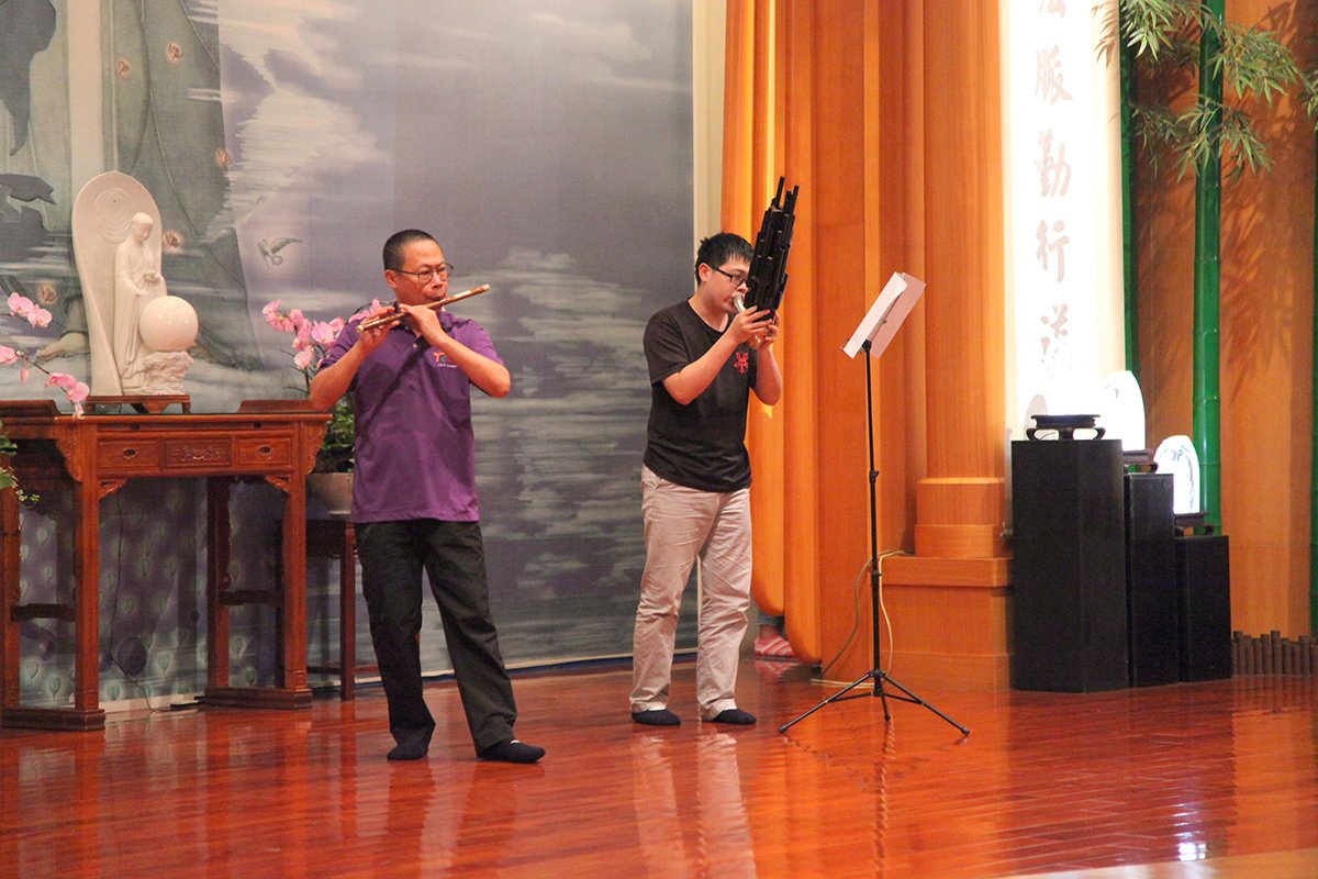慈濟靜思閱讀書軒進駐校園 推廣閱讀讓希望在綻放 4 清水國小江志明老師父子聯手的笛子演奏-攝影林政男