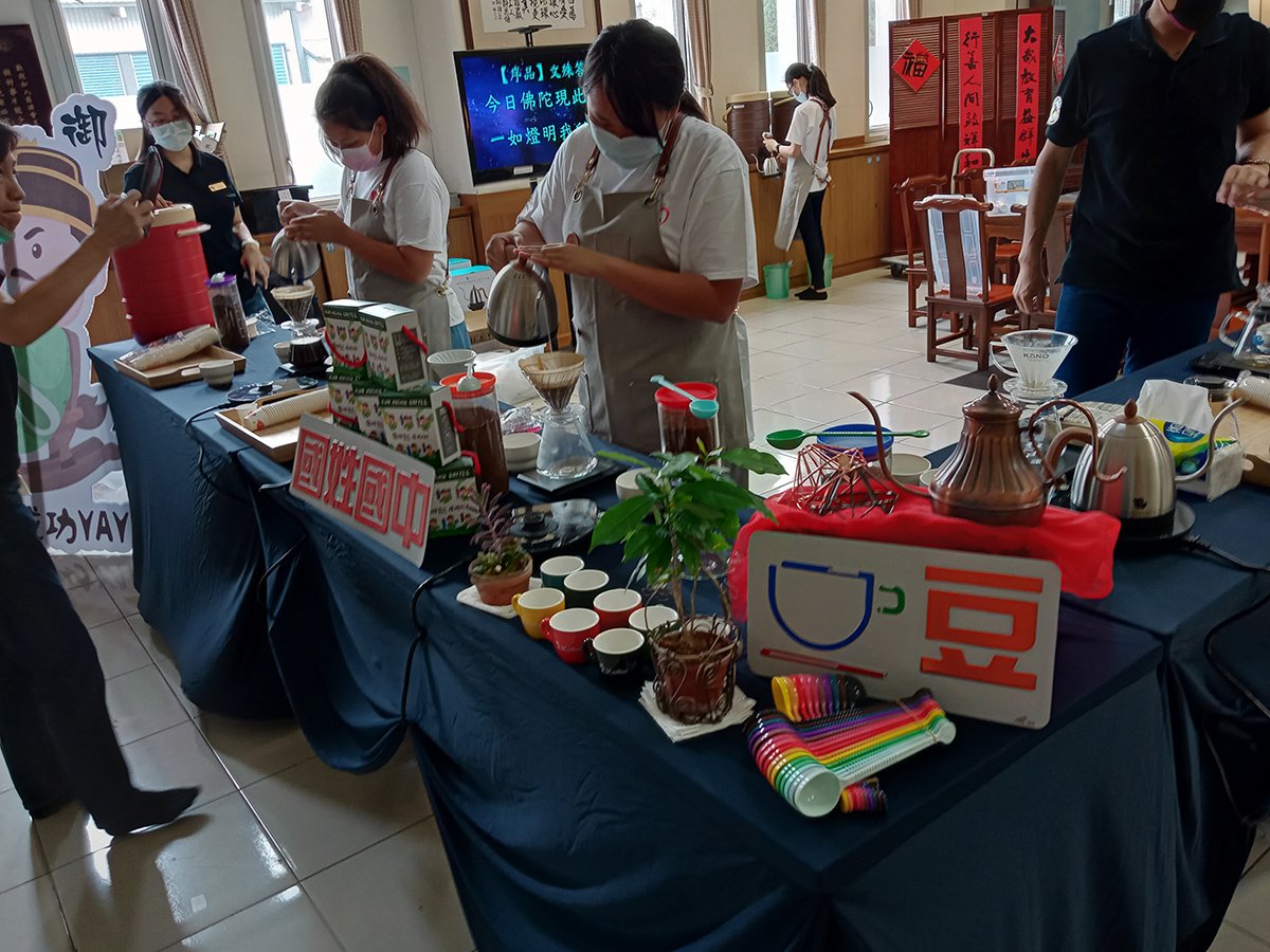 慈濟靜思閱讀書軒進駐校園 推廣閱讀讓希望在綻放 2 國姓國中師生感恩之旅學校咖啡課程現場提供品賞喝別具風味咖啡-許昆龍攝影