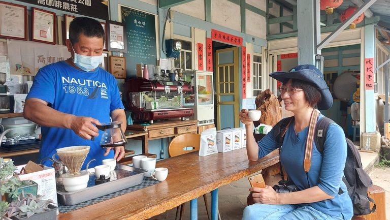 草嶺商圈店家在阿里山國家景區管理處的協助下，也致力改善店面、形塑新風貌，為自己也為商圈旅遊加分不少。