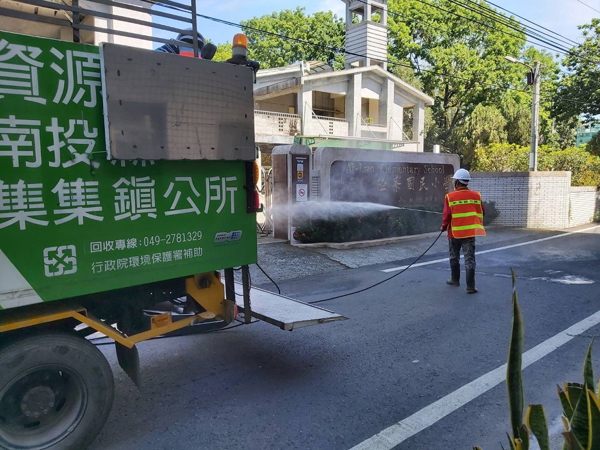 集集防疫動起來 清潔隊消毒不停止 鎮長陳紀衡巡視菜市場、店家與攤販 宣傳「戴口罩 勤洗手」 2 42931