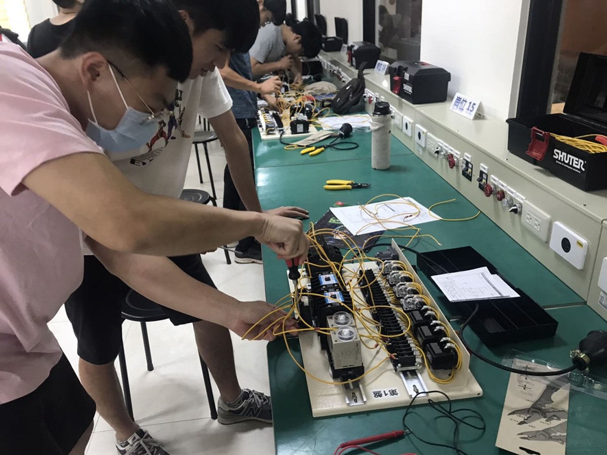 屏科大達人學院「工業配線跨域教學實驗室」，結合願景計畫課程帶學生進行實作訓練。(國立屏東科技大學提供)