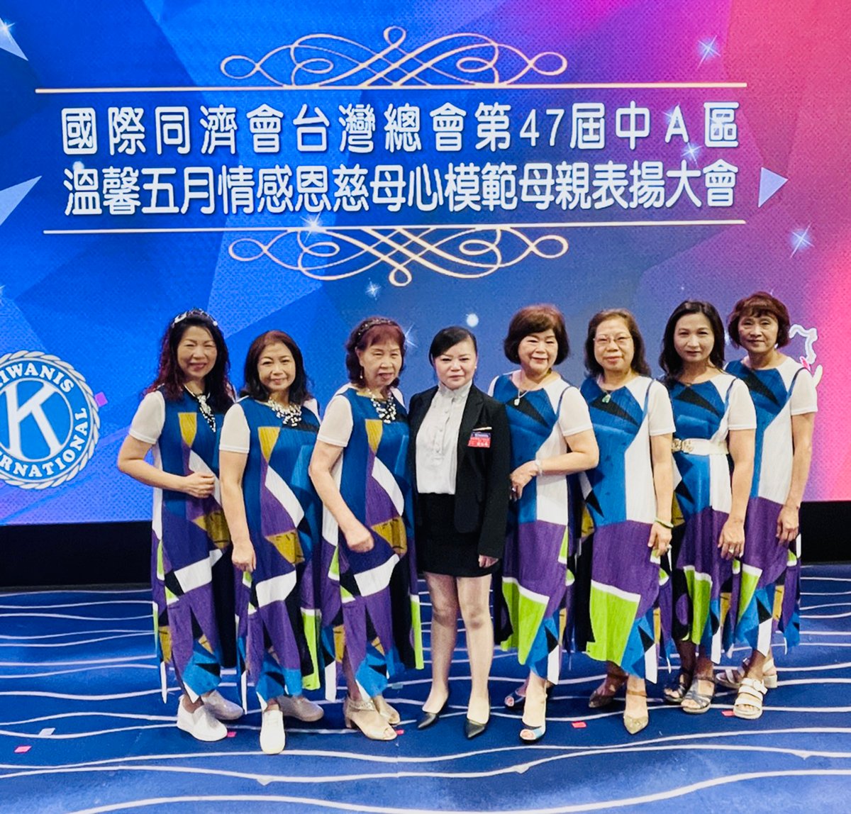 良玉同濟會負責表揚大會的典儀組工作 會長鐘依琳（中）與良玉會伙伴