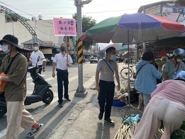 集集鎮長陳紀衡18日早晨至鎮內菜市場、店家與攤販巡視，並要求民眾確實落實防疫措施