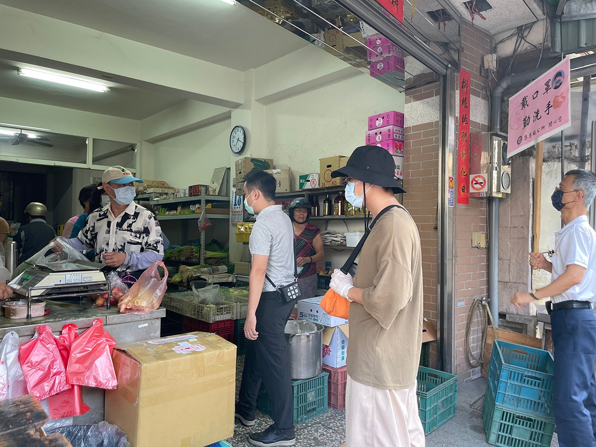集集防疫動起來 清潔隊消毒不停止 鎮長陳紀衡巡視菜市場、店家與攤販 宣傳「戴口罩 勤洗手」 1 IMG 2550