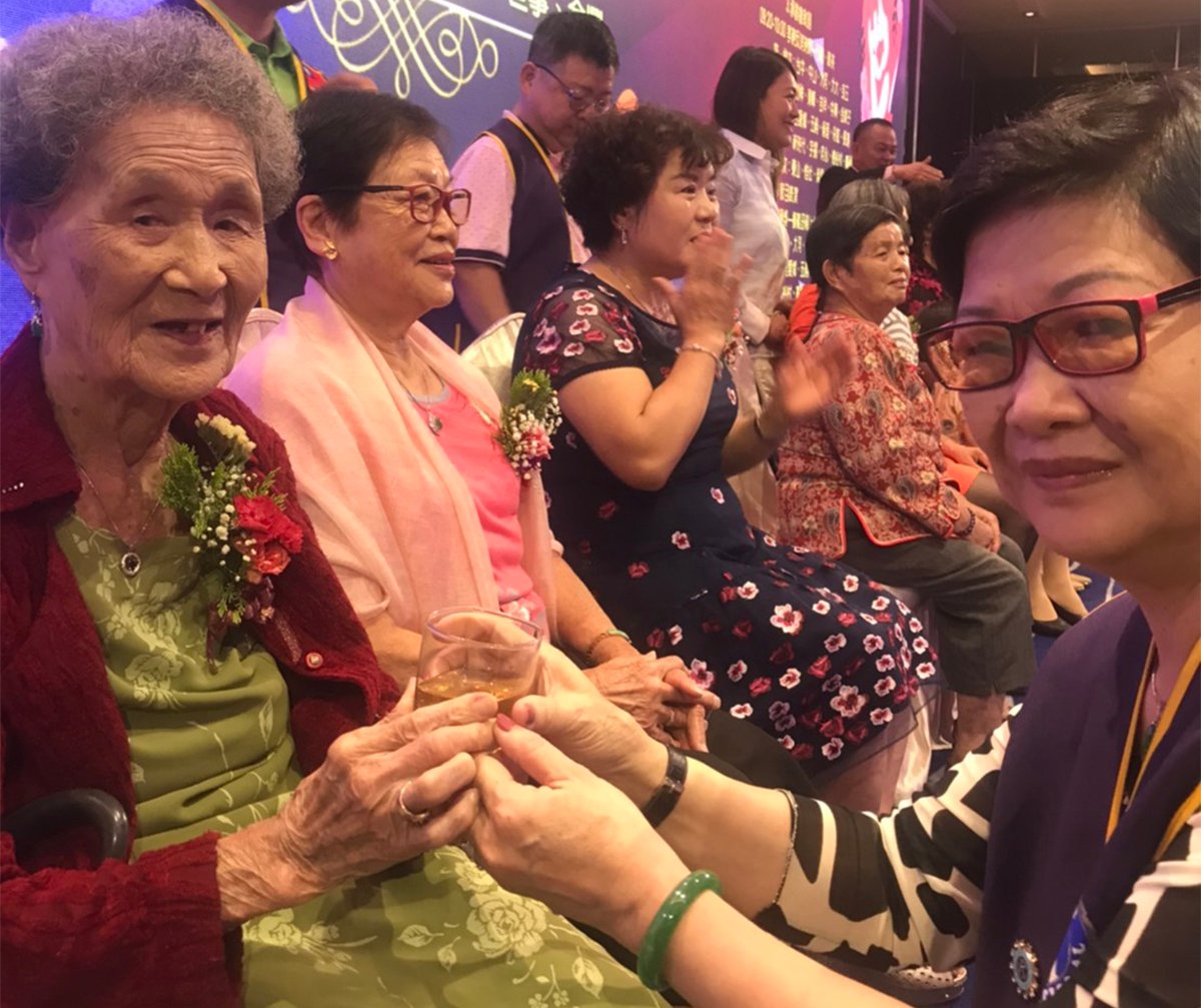 紫饌會會姐紀美珠，在台上為99歲的媽媽，模範母親紀童湖奉茶