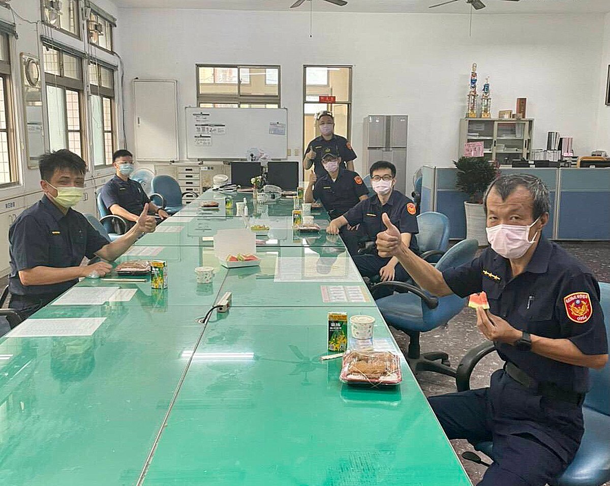 警察同仁承擔著第一線的風險與壓力，內政部警政署作為大家最堅強的後盾，除持續提供各種防疫物資與支援，更和大家一起面對這場抗疫之戰。
