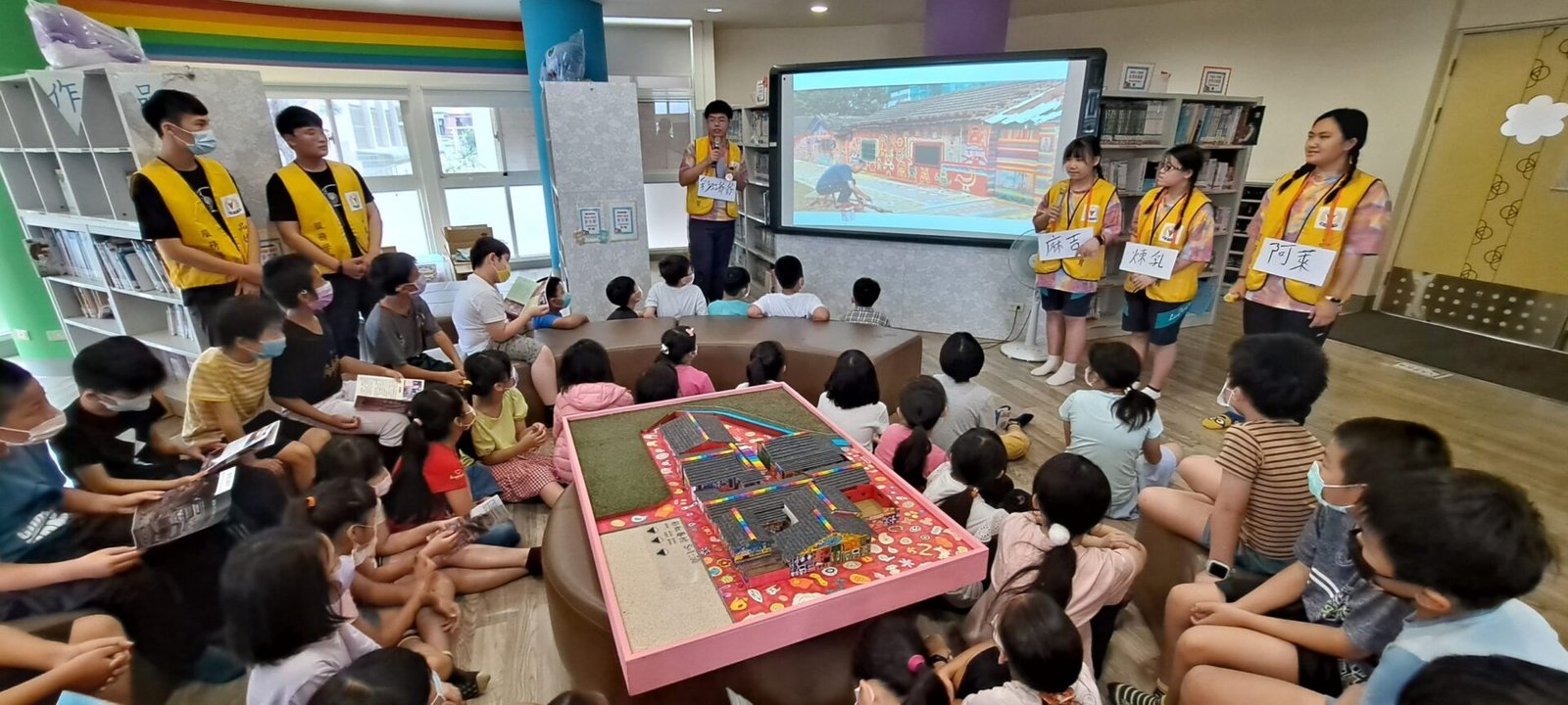 嶺東中學學生至春安國小推廣彩虹眷村 scaled