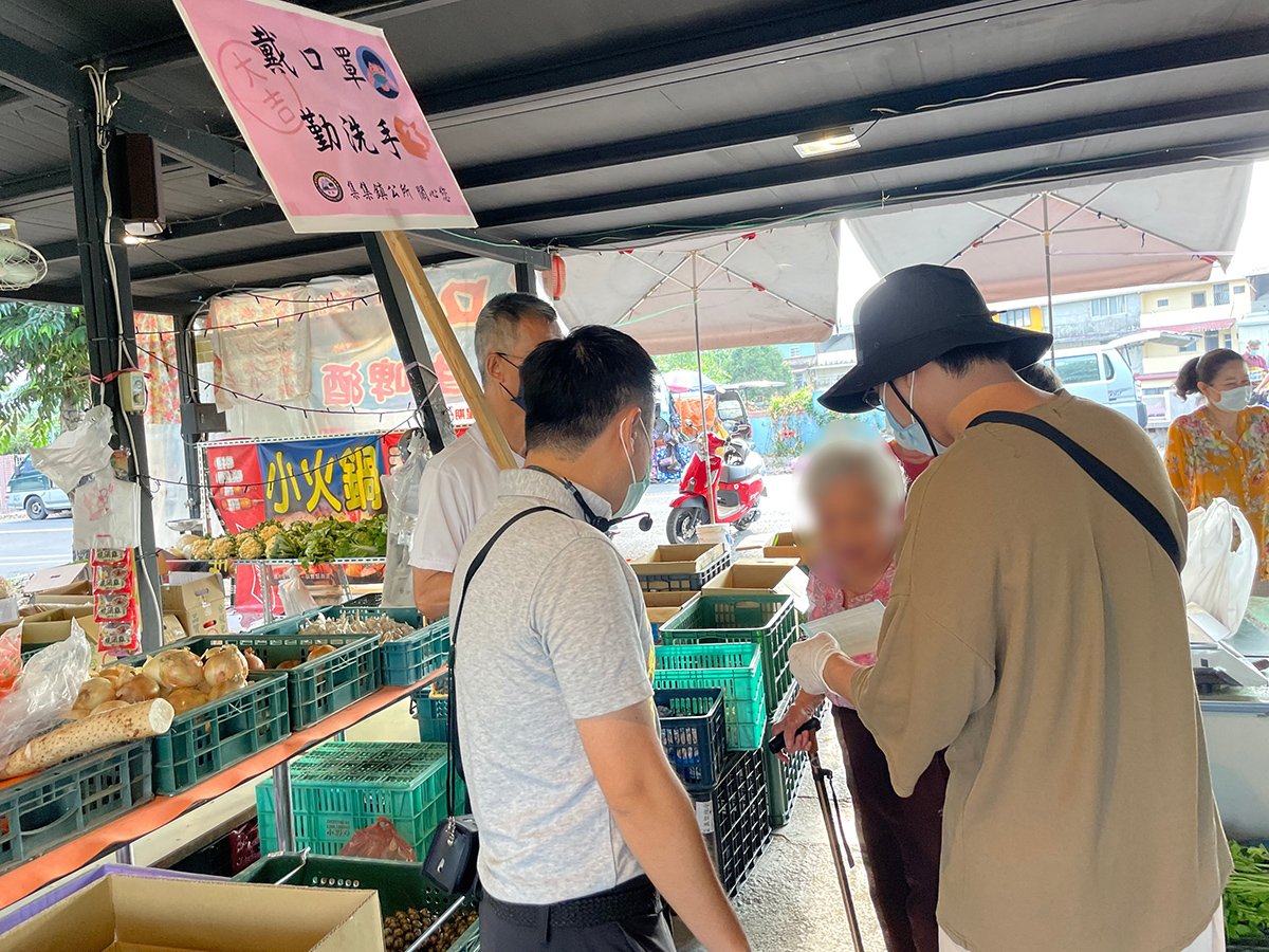 集集防疫動起來 清潔隊消毒不停止 鎮長陳紀衡巡視菜市場、店家與攤販 宣傳「戴口罩 勤洗手」 3 發放口罩