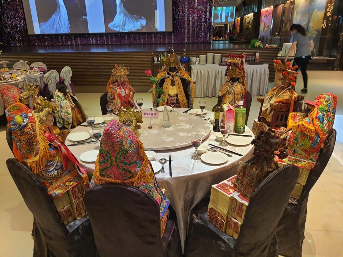 神秘賓客竟是十尊神像圍「坐」。圖／陳柏惟提供