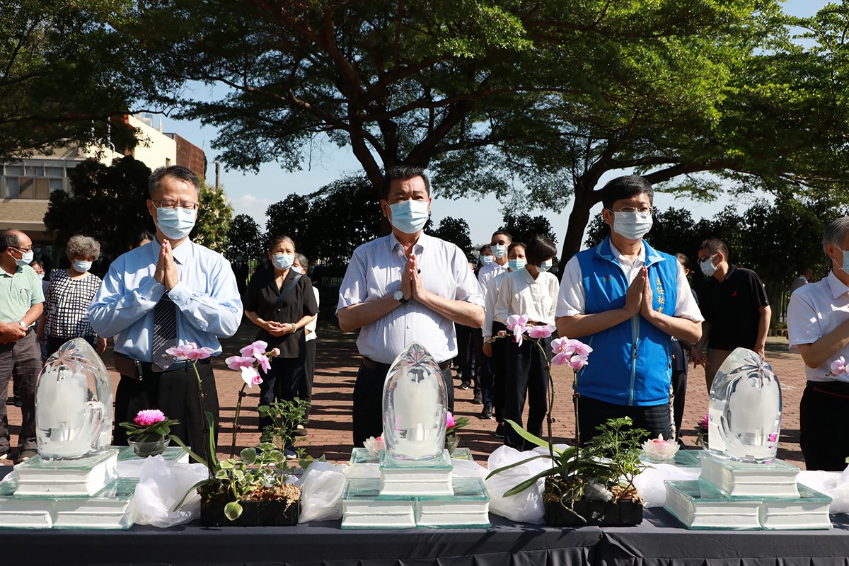 草屯鎮公所簡景賢鎮長(中)與公所朱主任秘書(右)虔誠為鎮民祈安-張正佳攝影