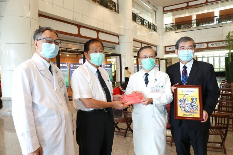弘文中學董事長廖勝揮（右一）、校長張輝政（右三）代表教職員工捐贈防疫捐款十三萬五千元，以及子女精心繪製的「疫情退散」打氣圖卡，由簡守信院長（右二）與王仁澍副院長代表接受。 002：弘文中學教職員工子女手繪「疫情退散」打氣圖卡，為臺中慈院同仁加油打氣。