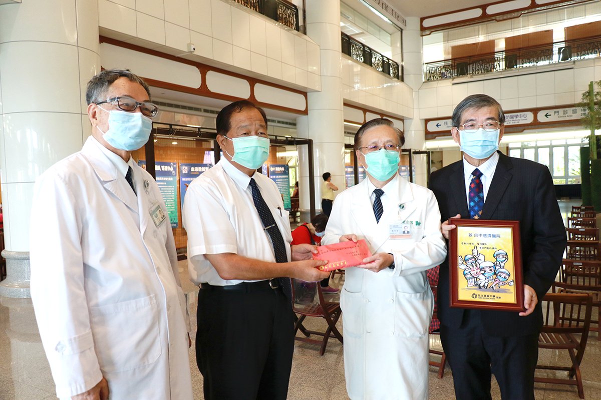 弘文中學董事長廖勝揮（右一）、校長張輝政（右三）代表教職員工捐贈防疫捐款十三萬五千元，以及子女精心繪製的「疫情退散」打氣圖卡，由簡守信院長（右二）與王仁澍副院長代表接受。 002：弘文中學教職員工子女手繪「疫情退散」打氣圖卡，為臺中慈院同仁加油打氣。