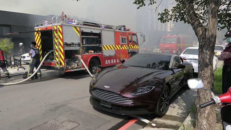 台中市14日下午2點多西屯區福星西路一家超跑車行旁倉庫發生火警，由於超跑價值超過億元，形成超跑停在消防車旁的景象。
