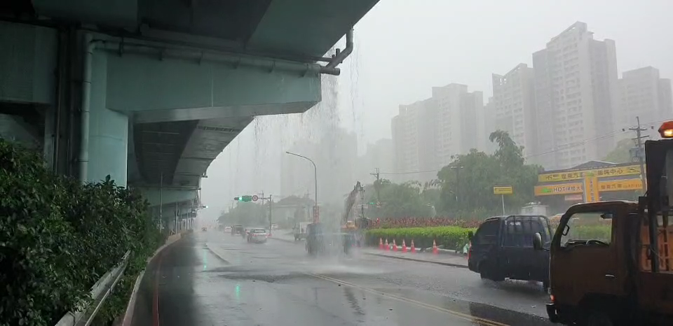北市因應暴雨處理情形北市多處急降雨淹水 社會局:淹水地區符合標準可申請補助 2 4458.t.mp4 000004370