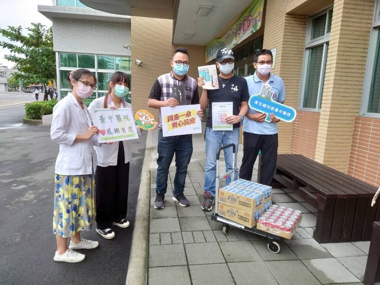 千羽家慈善會理事長，也是現任臺中市議員張彥彤，23日上午代表千羽家慈善會，與共同贊助的曾保富、曾彥霖兩位熱心民眾共同捐贈防護面具守護防疫一線人員。圖：千羽家慈善會 提供
