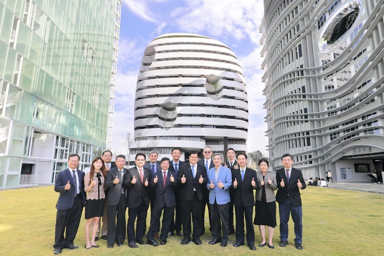 中國醫藥大學在國際學術影響力的重要指標「FWCI」拿下全國冠軍，在「學術成就」、「國際化程度」和「社會聲望」六大面向評比表現亮眼，榮獲私立大學排名第2、醫科大學第2名殊榮。圖：