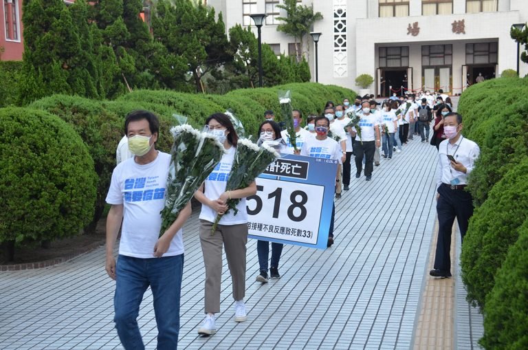 全體國民黨團立法委員手持518朵菊花以肅穆的心情步入議場，向518位不幸染疫往生國人表達最深切的哀悼。
