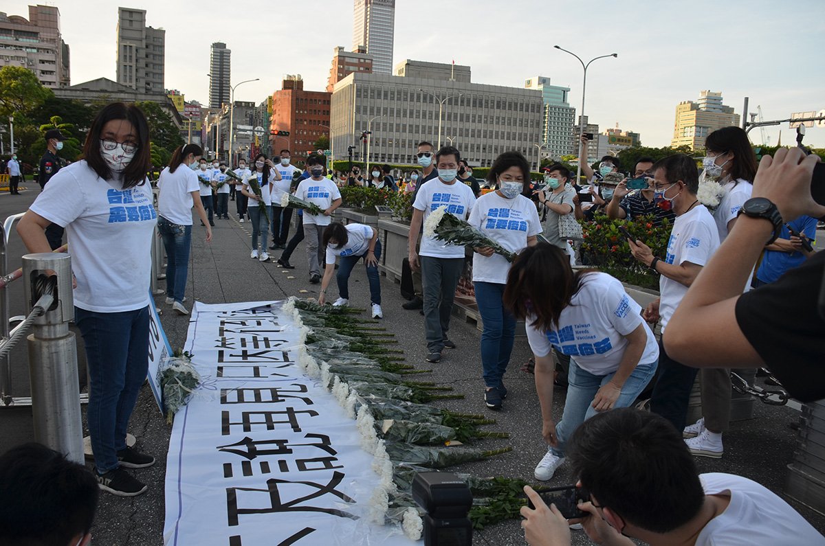 國民黨518朵菊花向無辜染疫身亡國人致哀 1 DSC 4049