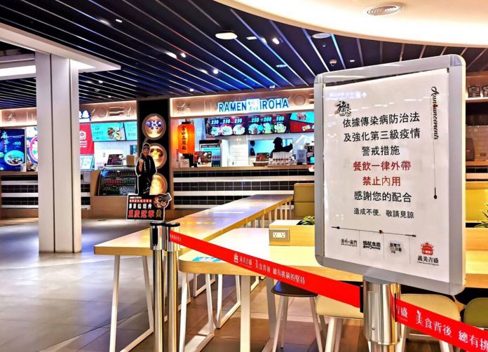 桃園機場嚴格執行各餐廳禁止內用規定，並關閉公共用餐區域。