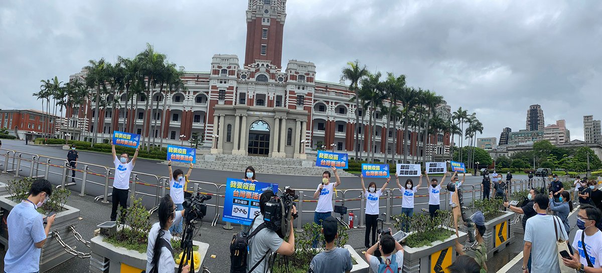國民黨團自昨(4)日起，每天上午8點半、下午1點半在總召費鴻泰、書記長鄭麗文帶領黨籍立委，在防疫警戒三級規定下，分別前往總統府與CDC發動「我要疫苗 台灣要活命」快閃活動