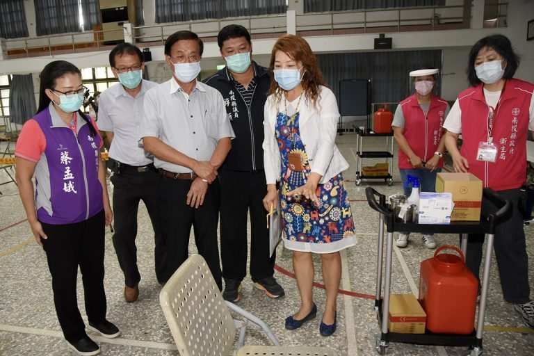 為加速疫苗預防注射，南投縣草屯鎮、埔里鎮、竹山鎮、南投市四大鄕鎮及名間鄉16日起將比照日本宇美町模式，為老人展開快速接種工作。