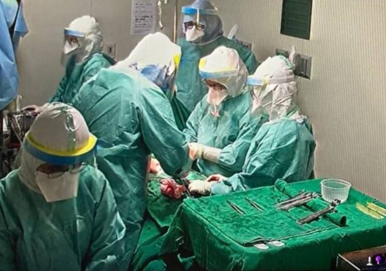 確診產婦疑似重度子癇前症合併胎位不正 林口長庚最高防疫規格剖腹產 母子均安 1 林口長庚婦產科團隊全副武裝剖腹接生(林口長庚提供)