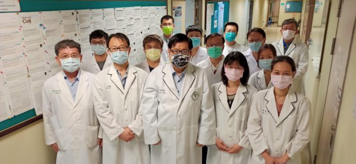 洪明奇院士（中）帶領的中國醫大抗新冠科研團隊-800