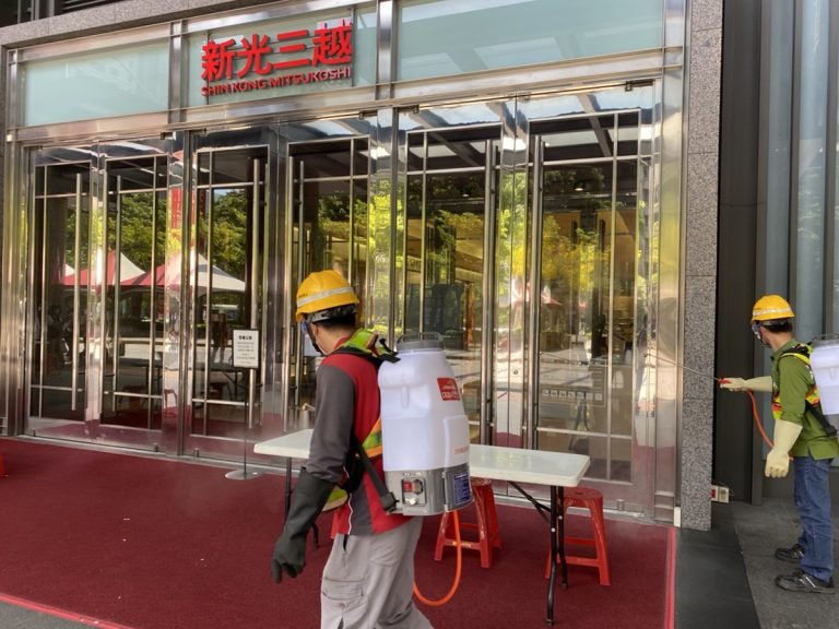 台中新光三越櫃姐確診 中市府執行百貨周邊大清消 1 環境大清消1
