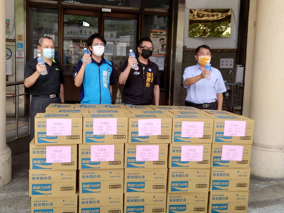 「彤羅騷」15日連袂慰勞辛勞的警察同仁 1 111414