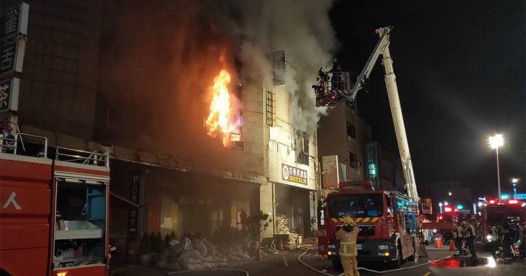 彰化市市中心最高地標「喬友大樓」30日晚間發生火災，15層的大樓其中7至9樓為防疫旅館，內有28為隔離者受困，火勢猛烈一直延燒到7月1日凌晨才撲滅，造成4死22傷的慘劇，罹難者還包括一名警消人員。