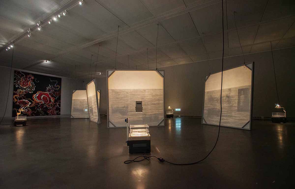 《泛．南．島藝術祭》展覽現場，圖為張致中作品〈海不平面〉中與雷恩作品〈Emadi 4〉左。