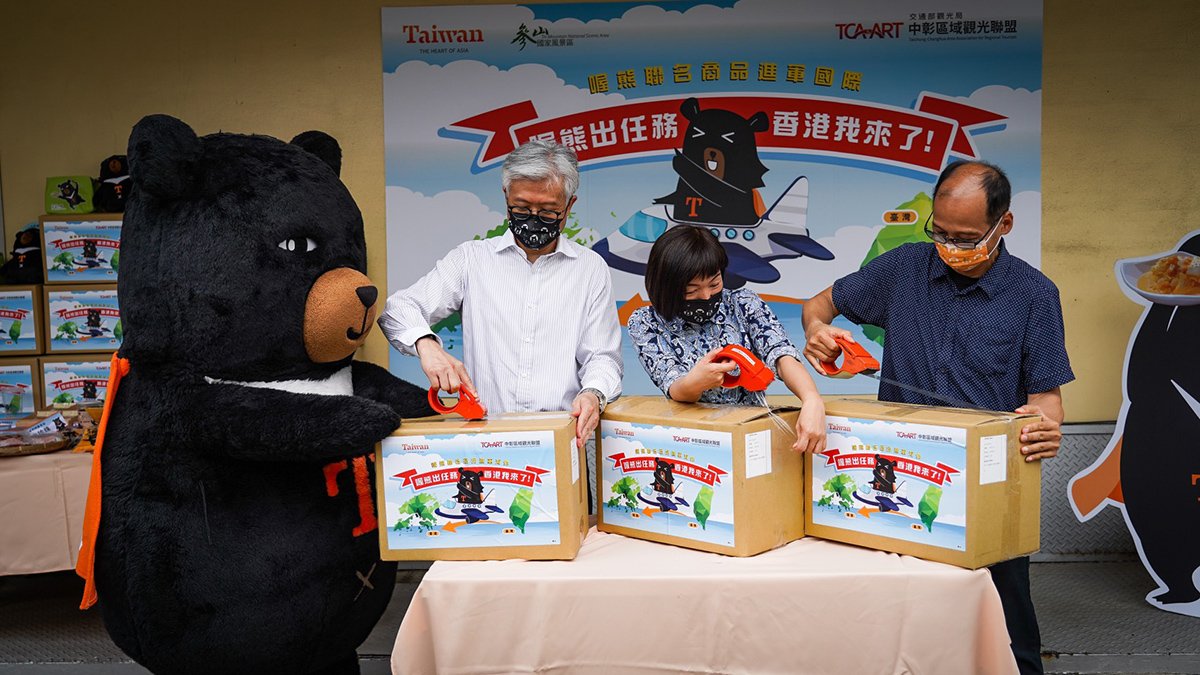 中彰區域觀光聯盟總召柴俊林、寧菠小館董事長鄧玲如、參山處技正林柏村（由左至右）