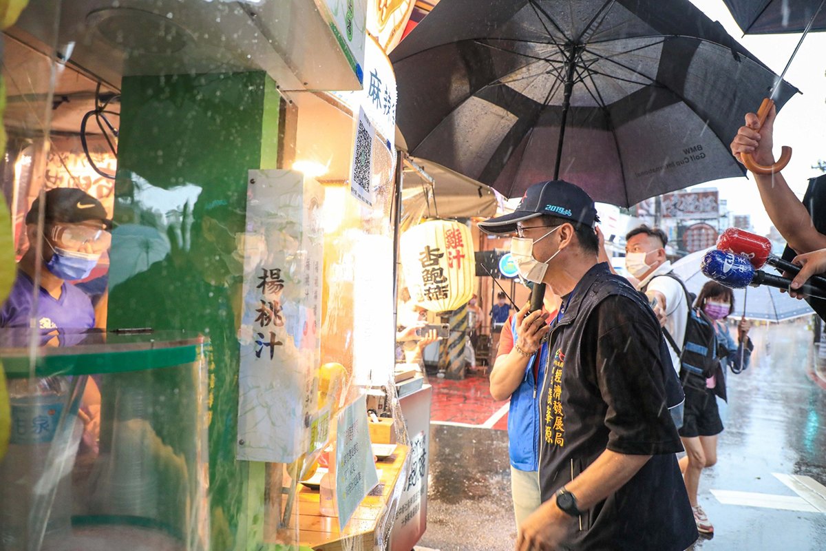 台中13日6家夜市復業 中市經發局兵分六路稽查 6 台中夜市穩健解封 中市府執行營業視察 210713 15