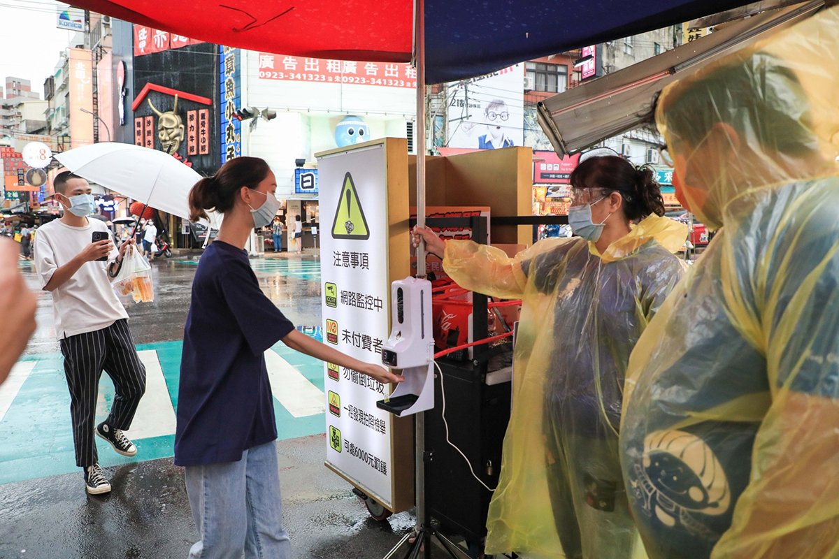 台中13日6家夜市復業 中市經發局兵分六路稽查 2 台中夜市穩健解封 中市府執行營業視察 210713 24