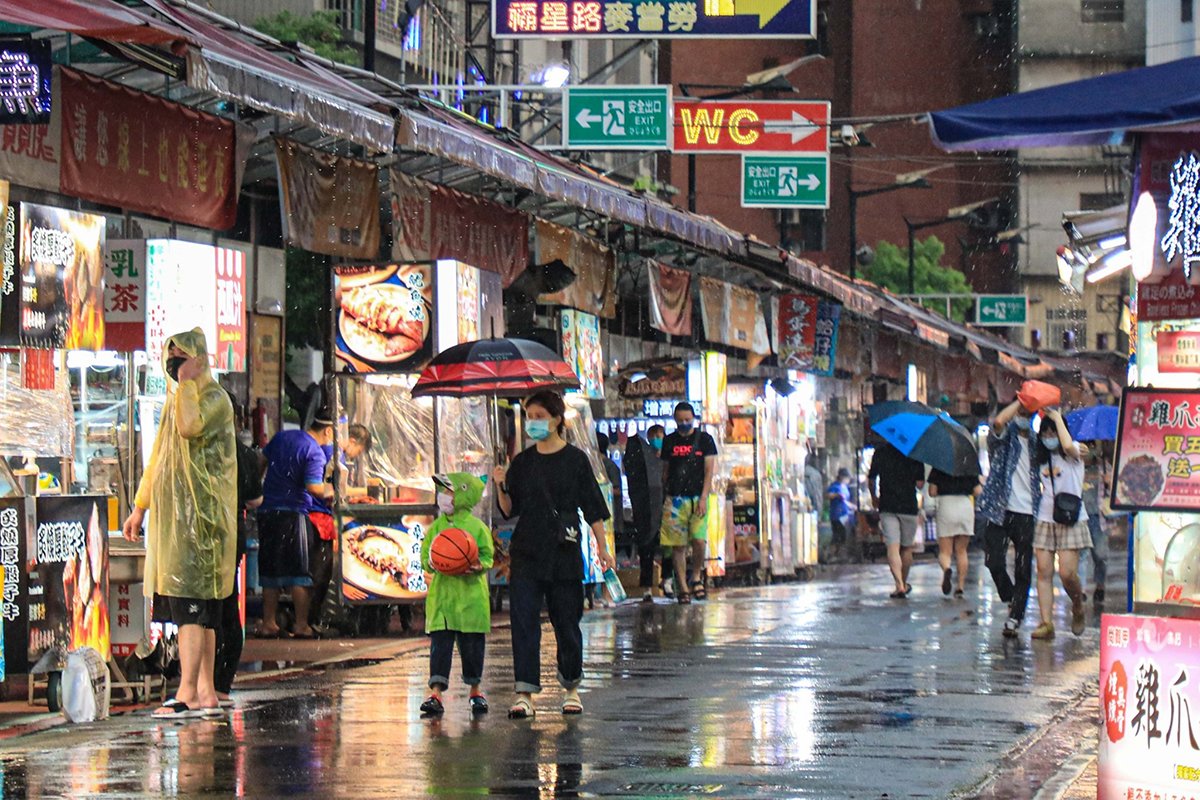台中13日6家夜市復業 中市經發局兵分六路稽查 4 台中夜市穩健解封 中市府執行營業視察 210713 8