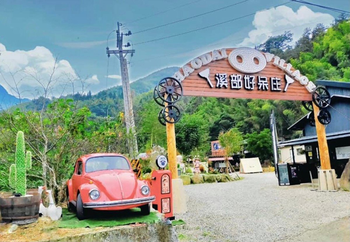 旅館公會總幹事歐麗華屆齡榮退 理事長予以祝福 2 S 79945733