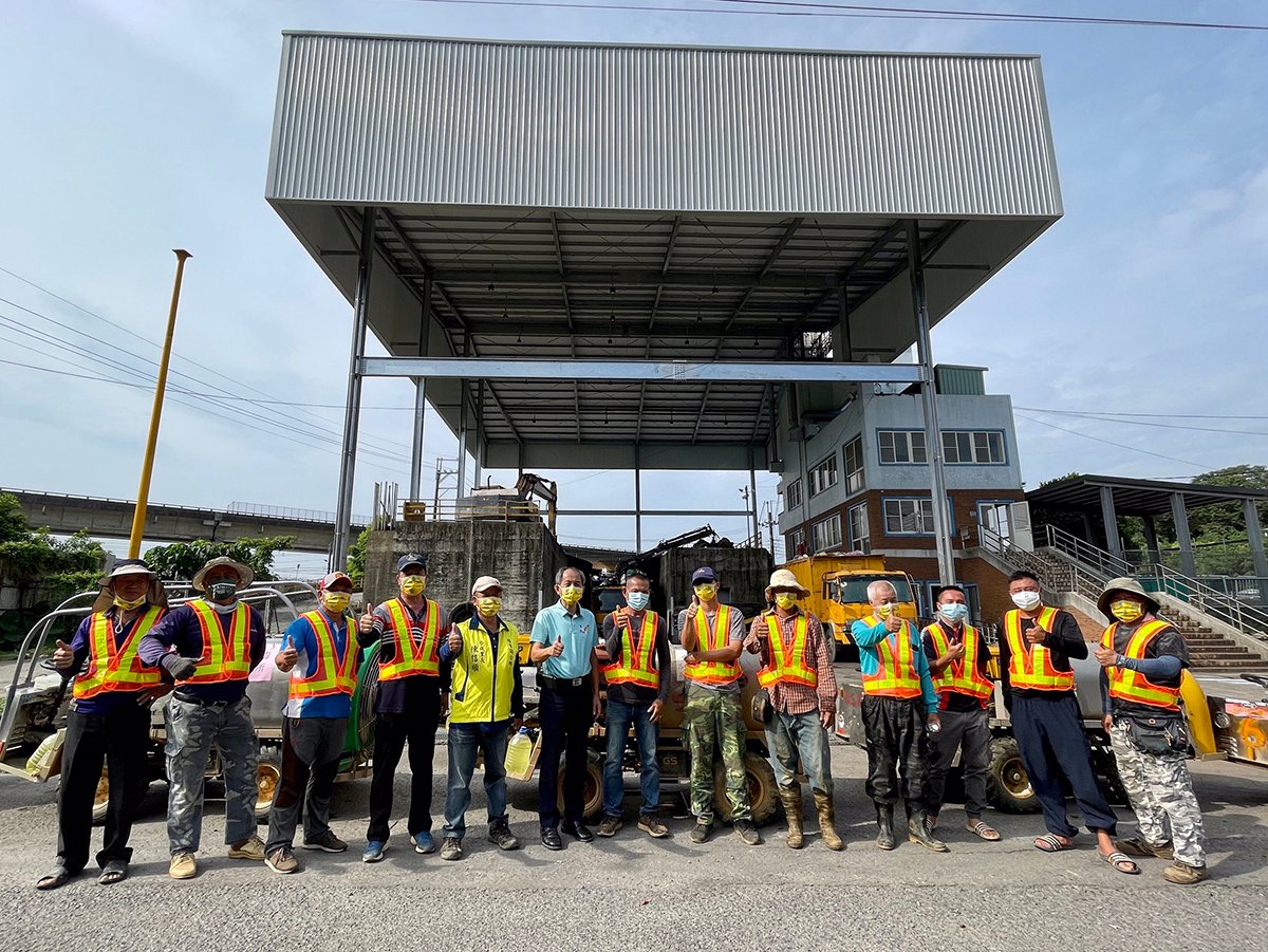 埔里鎮長廖志城特地再次請託埔里鎮大坪頂農機隊，於今日(8/30)上午9點左右，針對埔里鎮上各級學校校園內、外公共區域進行消毒，此次除埔里清潔隊的2輛消毒車外，共有13輛農機自走車分組分區前往校園，同步進行消毒。