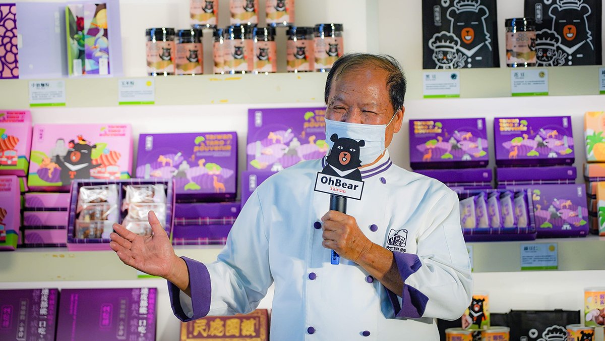 阿聰師喔熊聯名商品 贈家扶中心助弱勢過秋節 4 人稱阿聰師的吳聰朝感性致詞 squashed