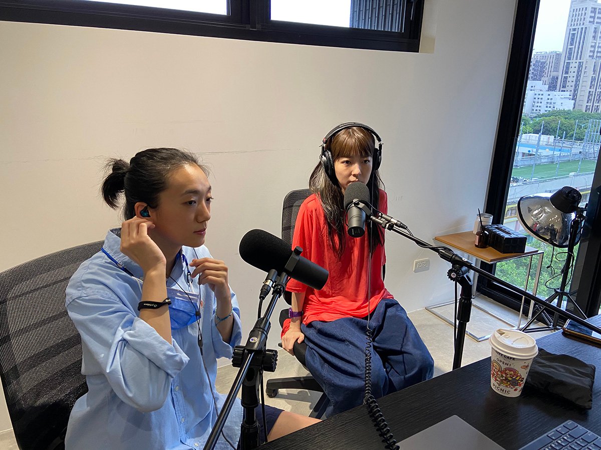 趙逸嵐與路嘉欣錄製Podcast 1