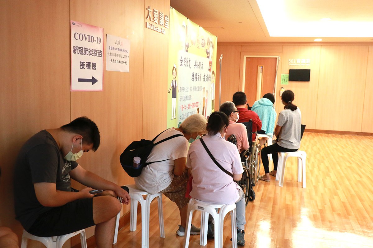 臺中慈濟醫院27日開打BNT疫苗 3 接種BNT疫苗活動時間開始前,已有預約者排隊等候。