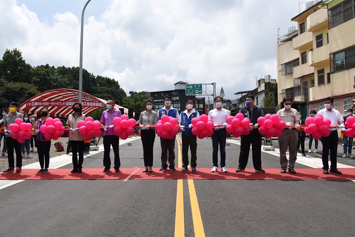 南投縣鹿谷鄉親期待多年的投151乙線道路拓寬改善工程終於在9月2日正式完工通車，縣長林明溱帶領地方仕紳持香祈福並一起完成剪綵儀式，在熱鬧的醒獅團鑼鼓聲中完成通車儀式。