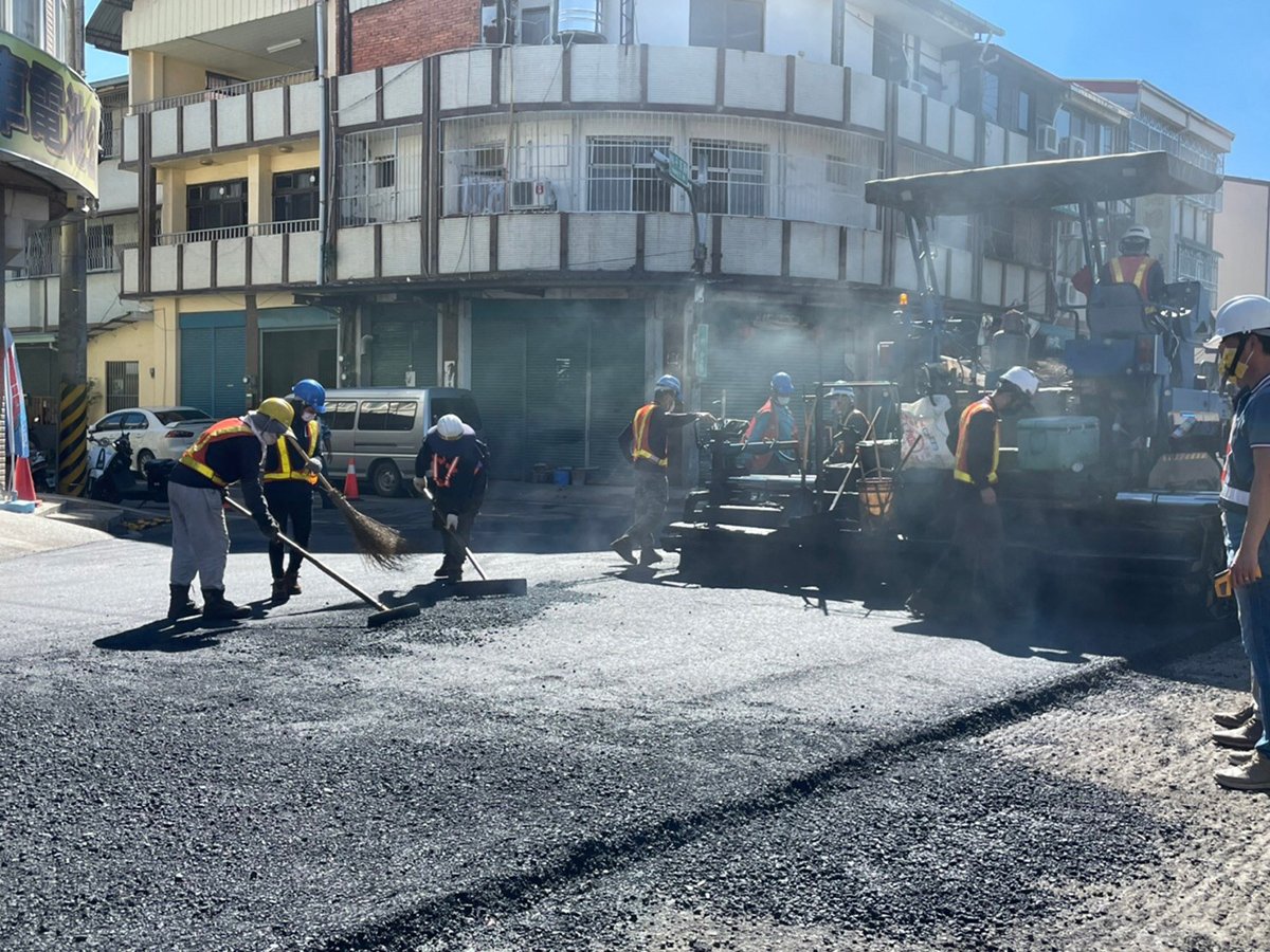 提升道路品質計劃 埔里鎮市區道路路面品質改善工程 1 透過行政院中部辦公室蔡執行長培慧協調營建署核定109年度-埔里鎮市區道路路面品質改善工程計畫,針對市區老舊路段進行刨鋪養護,期望帶給埔里鄉親及遊客有舒適且安全的行車環境。