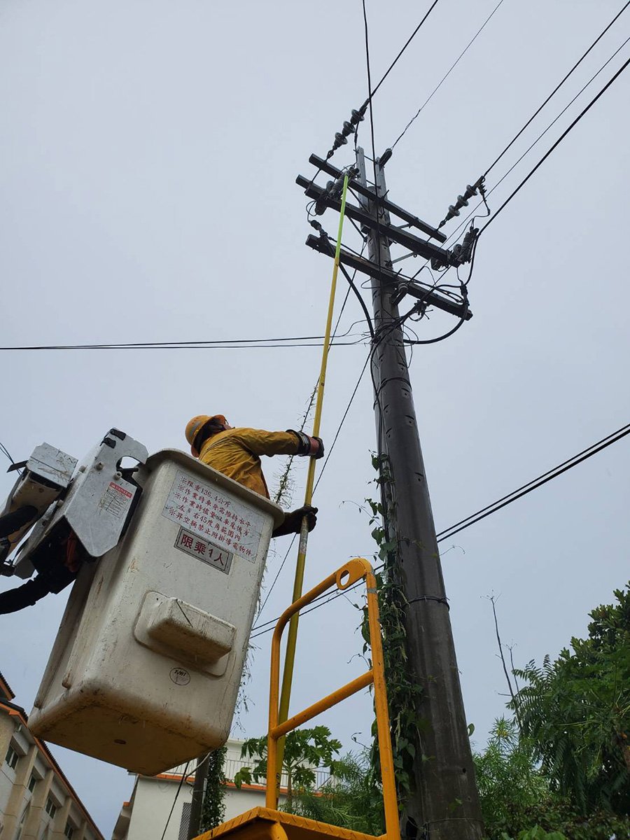 今(12)日上午台電針對蘭嶼停電事故持續搶修。