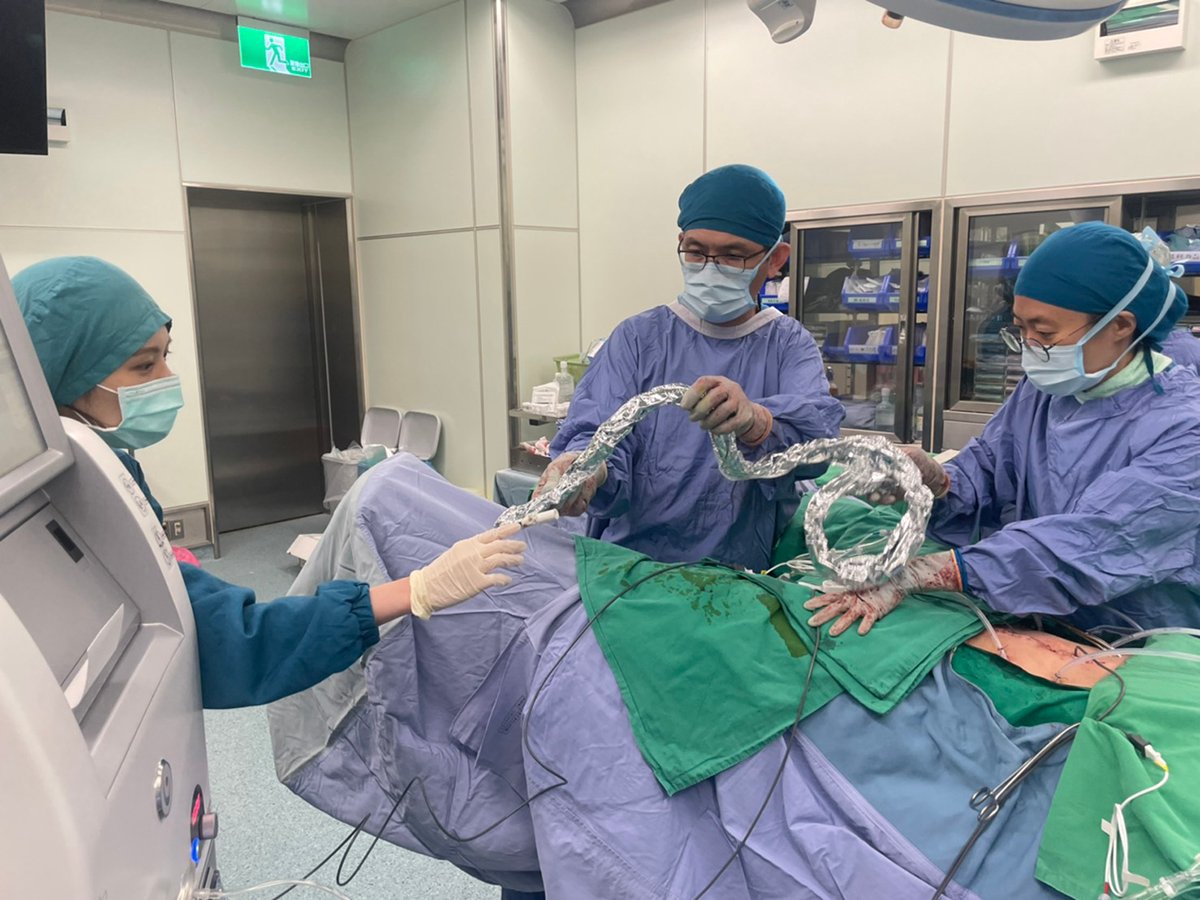 腹腔溫熱化療爭存活 臺中慈濟已有近5年個案平均存活率達八成 1 邱建銘主任(中)與團隊共同執行腹腔溫熱化療過程。
