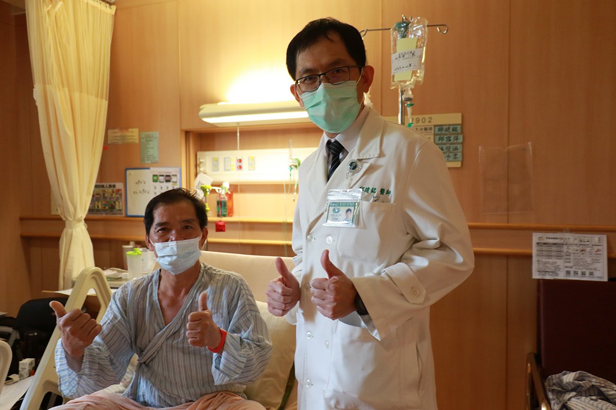 腹腔溫熱化療爭存活 臺中慈濟已有近5年個案平均存活率達八成 2 陳先生感恩邱建銘主任(右)為守護病人健康所做的付出。